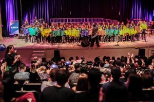 Orquestra Sinf&ocirc;nica Infantil Crian&ccedil;a Cidad&atilde; no Teatro Luiz Mendon&ccedil;a