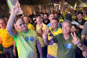 Coronel Alberto Feitosa participa de carreata em apoio a Fl&aacute;vio Bolsonaro em Carpina.