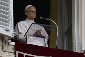 Papa Le&atilde;o XIV aparece na janeta do Vaticano