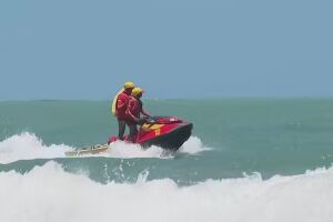 Bombeiros fazem buscas no mar de Boa Viagem, por trabalhar desaparecido ap&oacute;s entrar na &aacute;gua.
