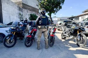 PRF apreende moto adulterada com placa clonada em Abreu e Lima; dono recebia multas indevidas.