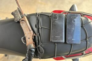 Homem &eacute; levado &agrave; delegacia ap&oacute;s ser flagrado com moto roubada e arma artesanal em Jaboat&atilde;o.