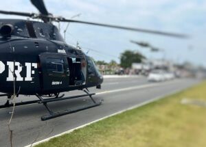 Helicóptero da PRF resgata vítima após sofrer colisão na PE-15, em Olinda.