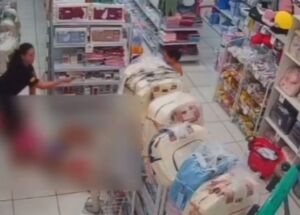 Momento em que mulher entra em trabalho de parto dentro de loja no Recife.