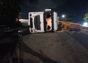 Imagem do caminh&atilde;o que estava carregado com madeira tombado, na BR-101.