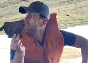 Vereador Eduardo Moura durante fiscaliza&ccedil;&atilde;o na Ponte Girat&oacute;ria.