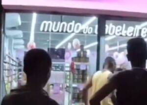 Confus&atilde;o em loja de com&eacute;rcio na Boa Vista, no Recife.