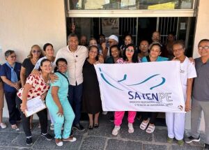 Membros do Satenpe em frente ao Hospital Tricenten&aacute;rio, em Olinda, paralisando atividades por falta de pagamento.