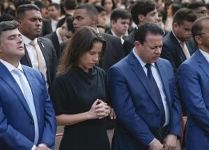 Governadora Raquel Lyra orando ao lado de Eduardo da Fonte e pol&iacute;ticos, no 20&ordm; Congresso das Assembleias de Deus.
