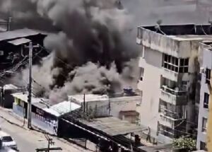 Mercadinho pega fogo em Candeias, Jaboat&atilde;o dos Guararapes.