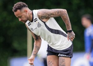 Neymar treinando com bola.