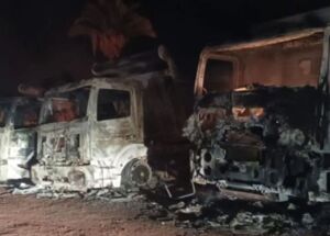 Caminh&otilde;es queimados ap&oacute;s inc&ecirc;ndio provocado por vigilante.