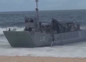 Navio da Marinha encalha na areia de praia no Rio de Janeiro e chama aten&ccedil;&atilde;o de banhistas