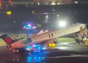 Colis&atilde;o entre avi&atilde;o e caminh&atilde;o de bombeiros mata comandante e copiloto em eroporto de Nova York