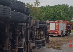 Carreta ap&oacute;s tombar em curva na BR-101, em Paulista.