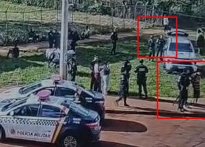 Momento em que foragidos s&atilde;o detidos por policiais.