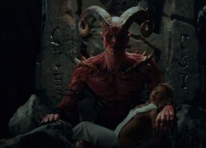 Lu&iacute;sa Sonza aparece deitada no colo do Diabo em novo clipe e internautas apontam satanismo 