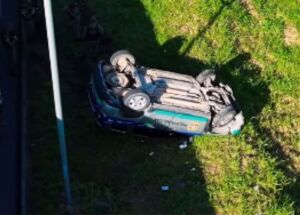 Viatura da PM capota na BR-101 ap&oacute;s colis&atilde;o com carreta na Zona Norte do Recife