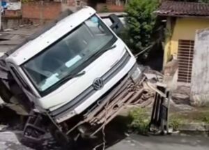 Motorista de caminh&atilde;o perde o controle ao subir ladeira e acaba atingindo duas casas na V&aacute;rzea