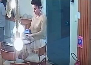 Advogada foi flagrada furtando dois aparelhos celulares. 