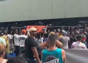 Os manifestantes ocuparam a pista no sentido Bairro do Recife e exibiram faixas durante o protesto.