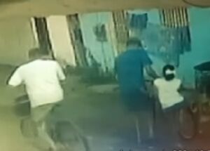 C&acirc;meras de seguran&ccedil;a registraram o momento em que dois homens abordaram a crian&ccedil;a e levaram a bicicleta. Ap&oacute;s o assalto, a crian&ccedil;a foi presenteada com uma nova bicicleta.