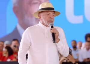 Lula pede votos para aliados e pr&oacute;pria candidatura em conven&ccedil;&atilde;o do PT na Bahia; lei eleitoral pro&iacute;be