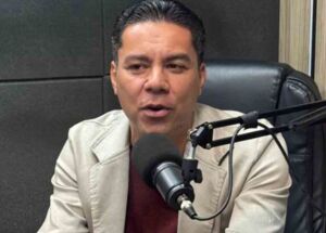 Pastor Leonardo Borges durante participa&ccedil;&atilde;o em um podcast