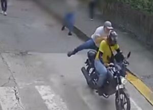 Dupla rouba jovem no Recife