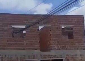 Casa em constru&ccedil;&atilde;o tem fia&ccedil;&atilde;o el&eacute;trica passando pelo im&oacute;vel