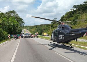 Resgate de helicopt&eacute;ro da PRF a acidente em S&atilde;o Louren&ccedil;o da Mata