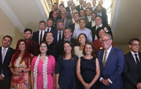 Deputados Estaduais de Pernabuco na escadaria do Palácio com Governadora Raquel Lyra.