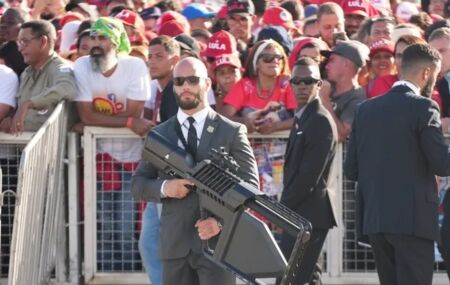 Policial federal usa arma antidrone durante na Esplanada dos Ministérios —