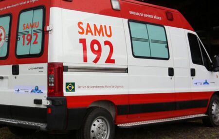 Homem sequestra ambulância após revolta no Detran por multas e é baleado por PM.