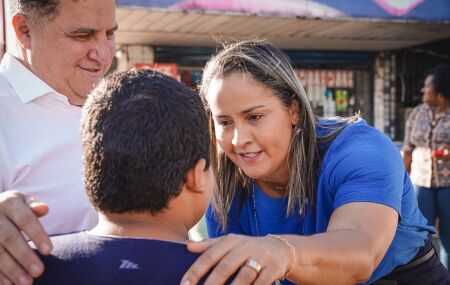 Lívia Álvaro e Pastor Cleiton Collins andam pelas ruas de Paulista.