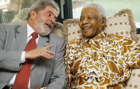 Lula com Nelson Mandela durante encontro em Maputo, Moçambique, em 2008.