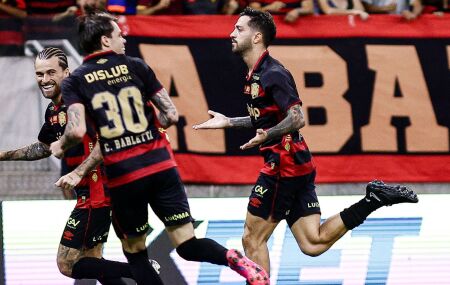 Fabricio Dominguez marcou dois gols na vitória do Sport sobre a Ponte Petra.