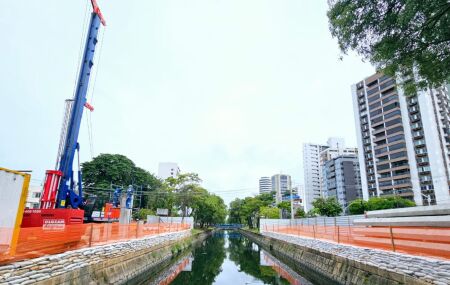 Obras de pontilhão na Avenida Agamemon Magalhães.