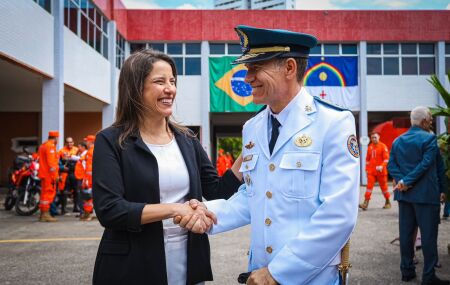 Governadora Raquel Lyra e novo Comandante-geral do Corpo de Bombeiros.