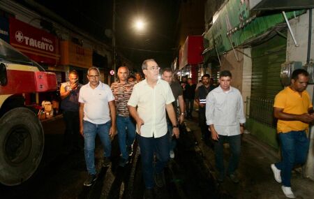 Prefeito Mano Medeiros visita obras que estão em andamento e conversa com moradores.