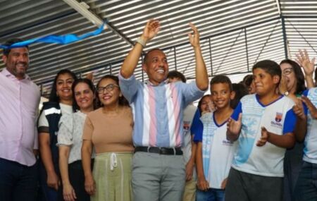 Prefeito professor Lupércio em inauguração de laboratório de informática em escola de Rio Doce