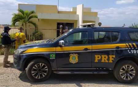 Adolescente é resgatado pela PRF após ser esquecido em posto de combustível