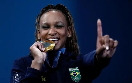 REBECA ANDRADE conquista OURO no solo e se torna a maior medalhista olímpica do BRASIL.