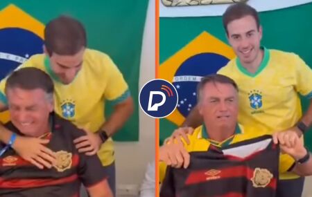 Bolsonaro com a camisa do Sport, ao lado de Gilson machado Filho.