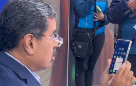 Maduro ataca WhatsApp e pede que apoiadores tirem aplicativo de seus celulares.