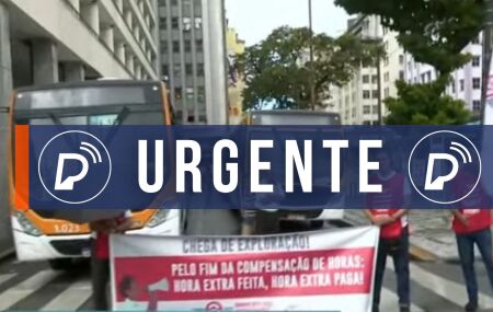 Motoristas fazem greve no Recife.