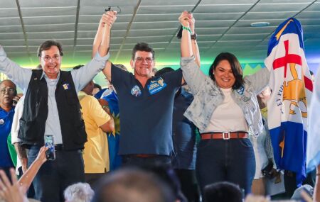 Alcides Cardoso ao lado de Gilson Machado e sua Vice Leninha.