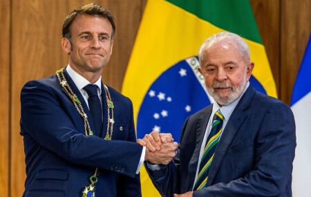 O presidente da França, Emmanuel Macron, é recebido pelo presidnete Luiz Inácio lula da Silva, em cerimônia oficial no Palácio do Planalto.