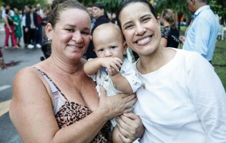 Raquel Lyra com mãe e criança, para o programa.