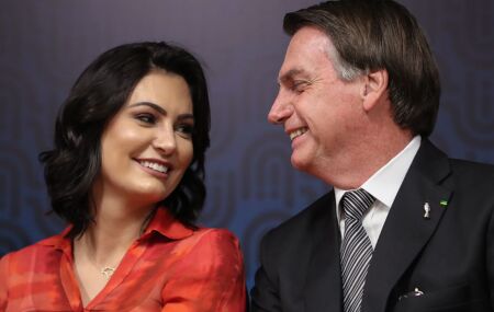 Ex-primeira-dama Michelle Bolsonaro e ex-presidente Jair Bolsonaro.